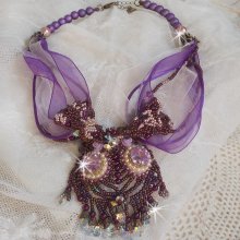 Parisienne-Halskette, bestickt mit Swarovski-Kristallen, elfenbeinfarbenen Perlmuttperlen und Rocailles